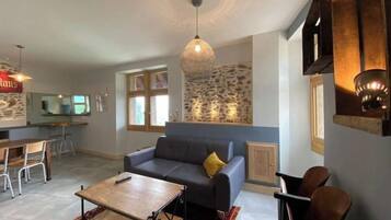 Een smart-tv en boeken