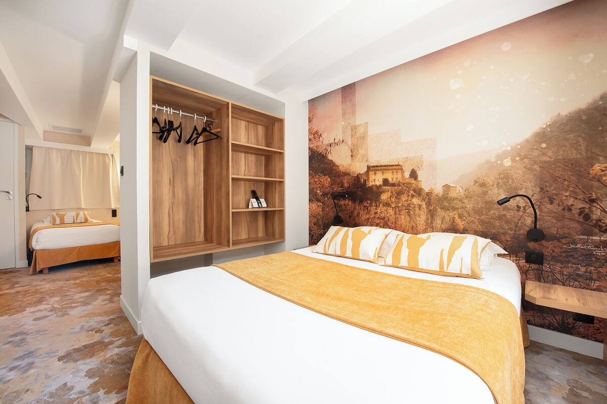 Chambre Familiale - Vue sur le château | Allergivenligt sengetøj, gratis Wi-Fi, sengetøj