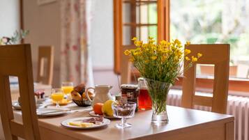 Petit déjeuner continental (10.50 EUR par personne)