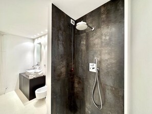 Ducha, secador de pelo, bidet, toallas
