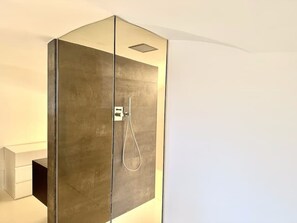 Bruser, hårtørrer, bidet, håndklæder