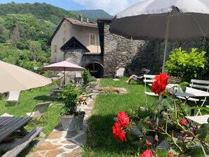 Outdoor dining - La Sentinelle, medieval city, Albertville, Savoie (Albertville)