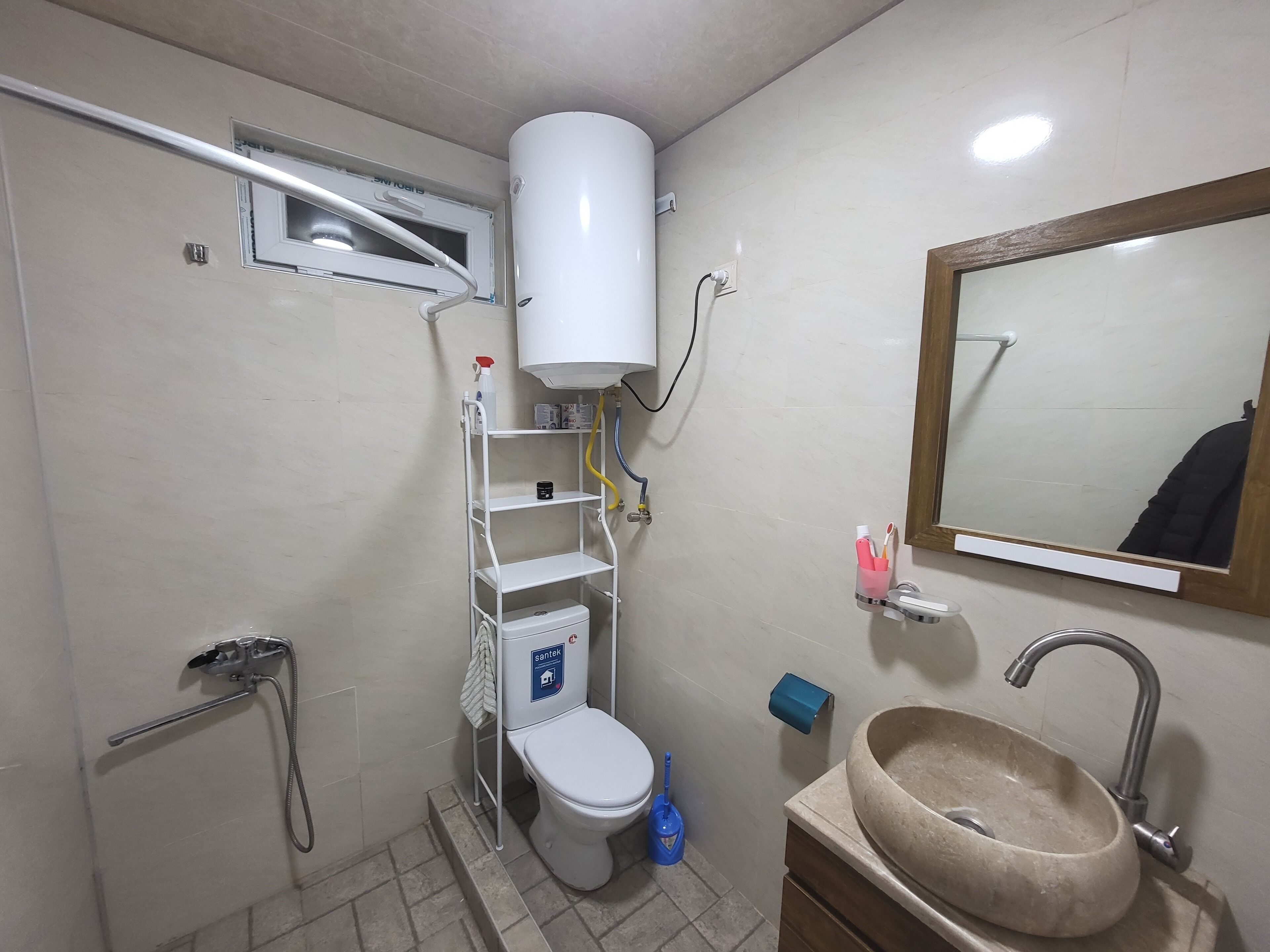 تجهيزات دش، مستلزمات فاخرة للعناية الشخصية، مجففات شعر، خف للقدمين