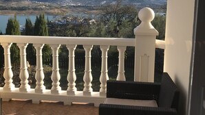 A balcony with a white balustrade overlooking a mountainous landscape and a body of water. - Stunning Villa with a Private Pool, Panoramic views of Lake Vinuela (Los Romanes)