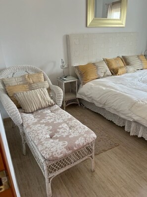 4 bedrooms, iron/ironing board, travel crib, free WiFi - Stunning Villa with a Private Pool, Panoramic views of Lake Vinuela (Los Romanes)