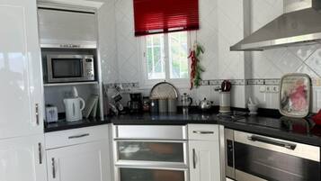 Een koelkast, een magnetron, een oven, een kookplaat