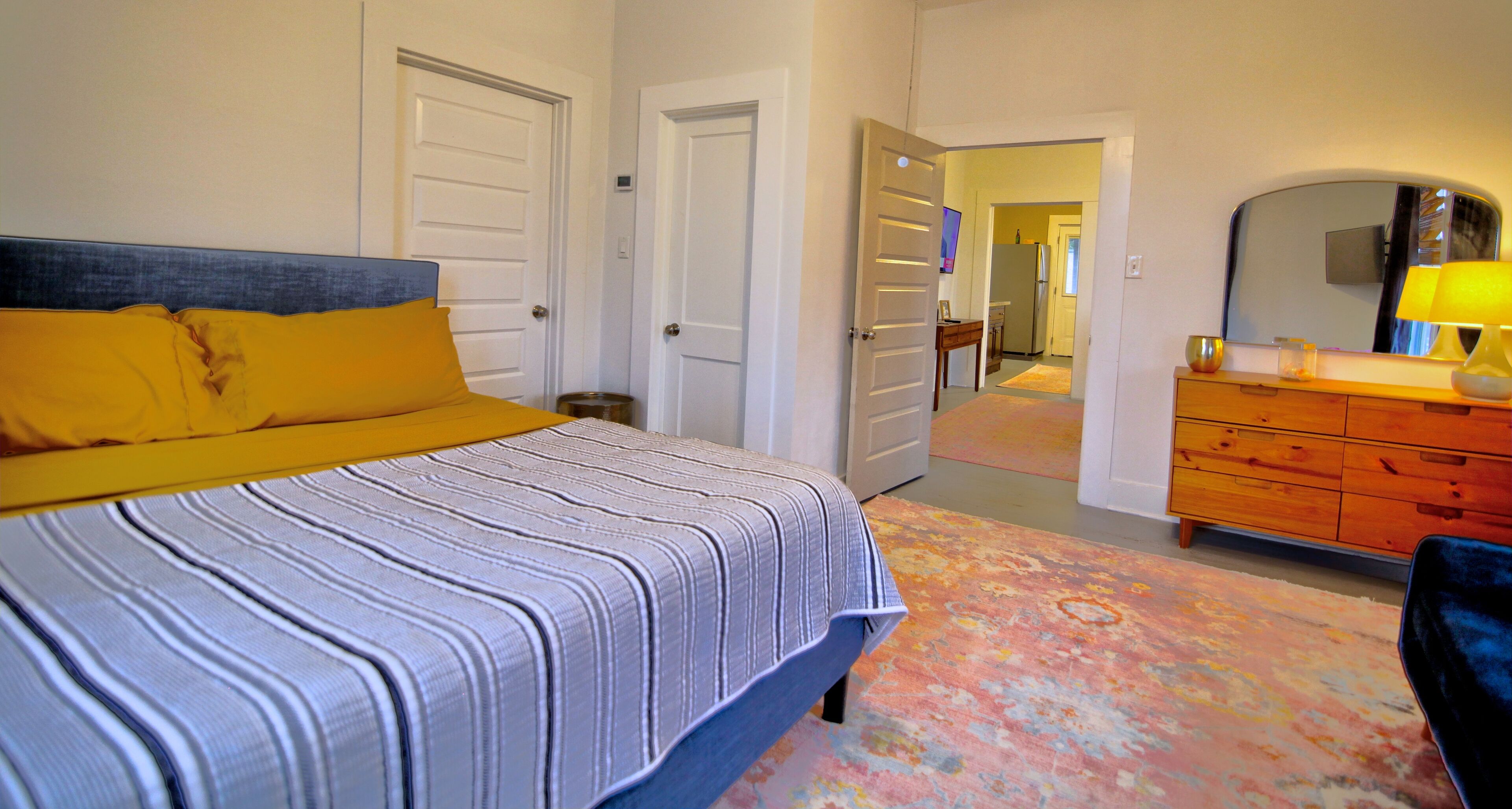 Leeland Sunrise Loft - Walk to GRB and Toyota Ctr