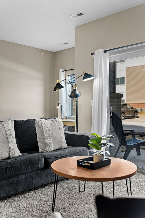 TV connectée, espaces bureaux, écrans d'ordinateur, imprimantes