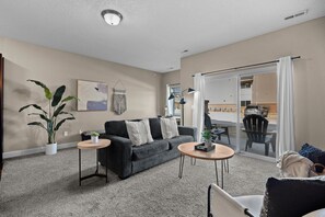 TV connectée, espaces bureaux, écrans d'ordinateur, imprimantes