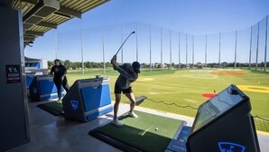 Ein Golf-Driving-Range mit mehreren Bahnen und einem überdachten Bereich.