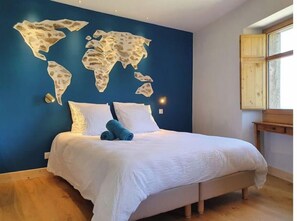 2 室のベッドルーム、デスク、旅行用ベビーベッド、WiFi (無料)