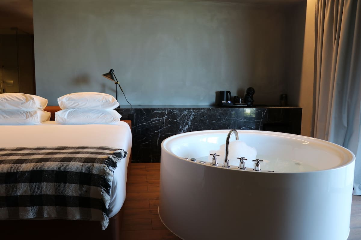 Suite with Balcony and Interior Jetted Tub with Mountain View | 高級寝具、羽毛の掛け布団、ミニバー、セーフティボックス (室内)