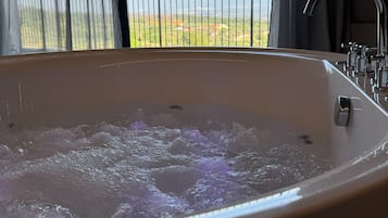 Suite with Balcony and Interior Jetted Tub with Mountain View | Premium bedding, down duvets, minibar, in-room safe