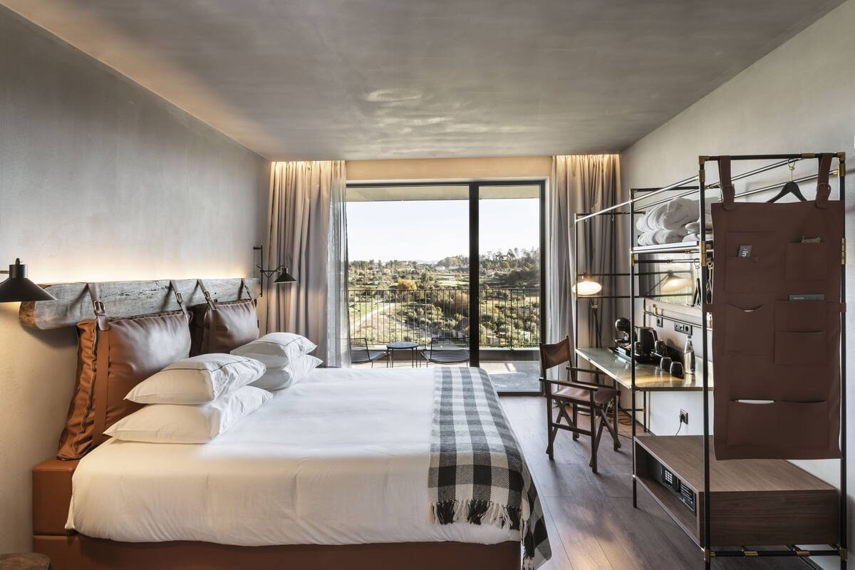 Superior Room With Balcony and Pool View | 高級寝具、羽毛の掛け布団、ミニバー、セーフティボックス (室内)