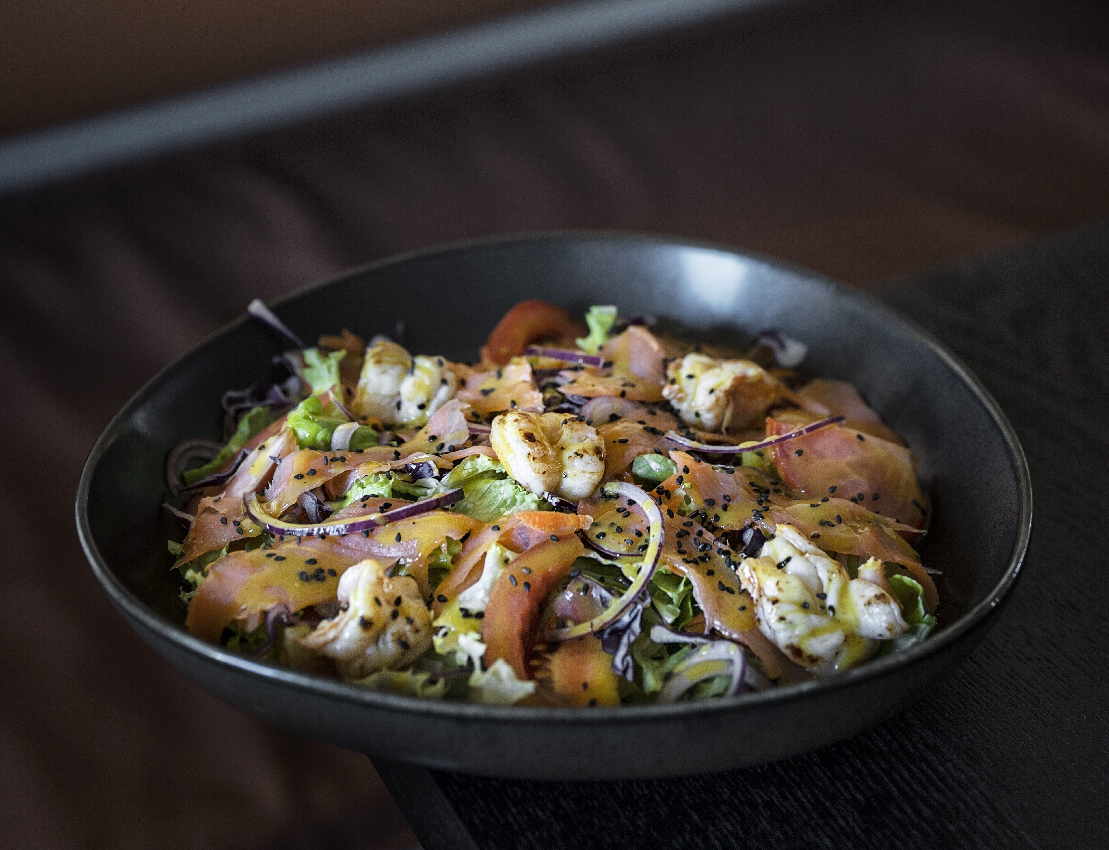Un tazón de ensalada con diversos ingredientes.