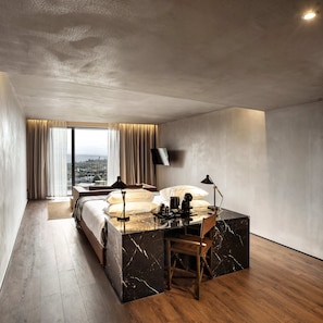 Suite with Balcony and Mountain View | ห้องน้ำ | เรนชาวเวอร์, ไดร์เป่าผม, เสื้อคลุมอาบน้ำ, โถสุขภัณฑ์แบบบิเดท์