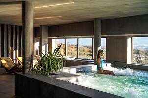 Una piscina techada, una piscina al aire libre de temporada