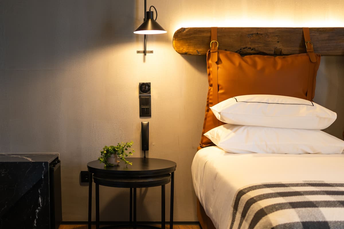 Standard Room with City View | 高級寝具、羽毛の掛け布団、ミニバー、セーフティボックス (室内)