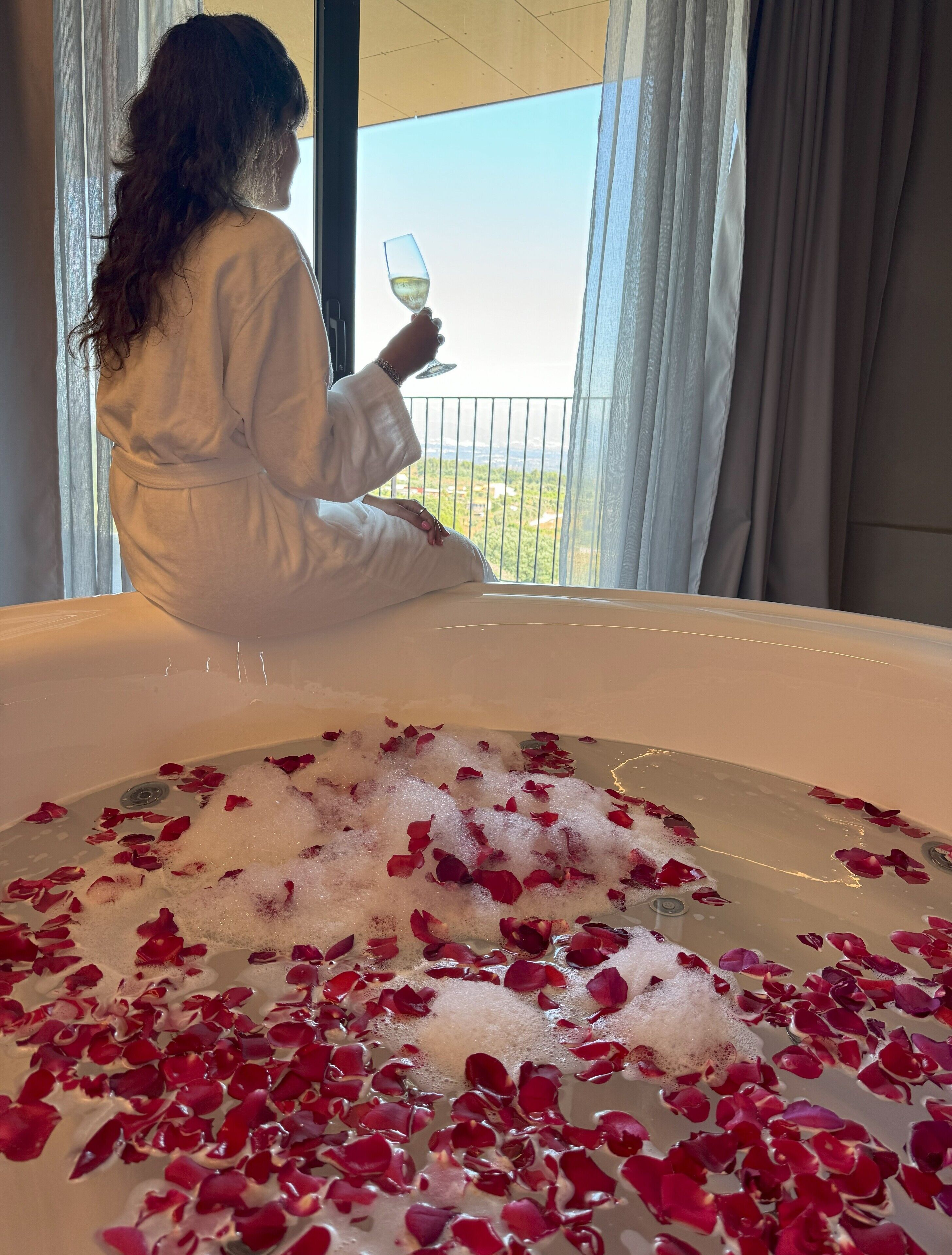 Suite with Balcony and Interior Jetted Tub with Mountain View | Ropa de cama de alta calidad, edredón y minibar 