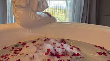 Suite with Balcony and Interior Jetted Tub with Mountain View | Biancheria da letto di alta qualità, copriletto in piuma, minibar