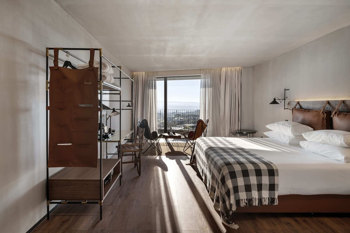 Deluxe Room with Balcony and Mountain View | 高級寝具、羽毛の掛け布団、ミニバー、セーフティボックス (室内)