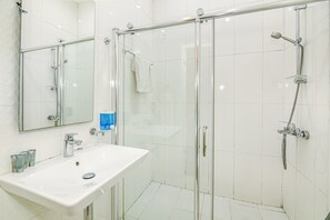 Dusche, kostenlose Toilettenartikel, Haartrockner, Hausschuhe