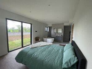 3 عدّة غرف نوم ومكتب ومكواة/لوح كي وسرير سفر