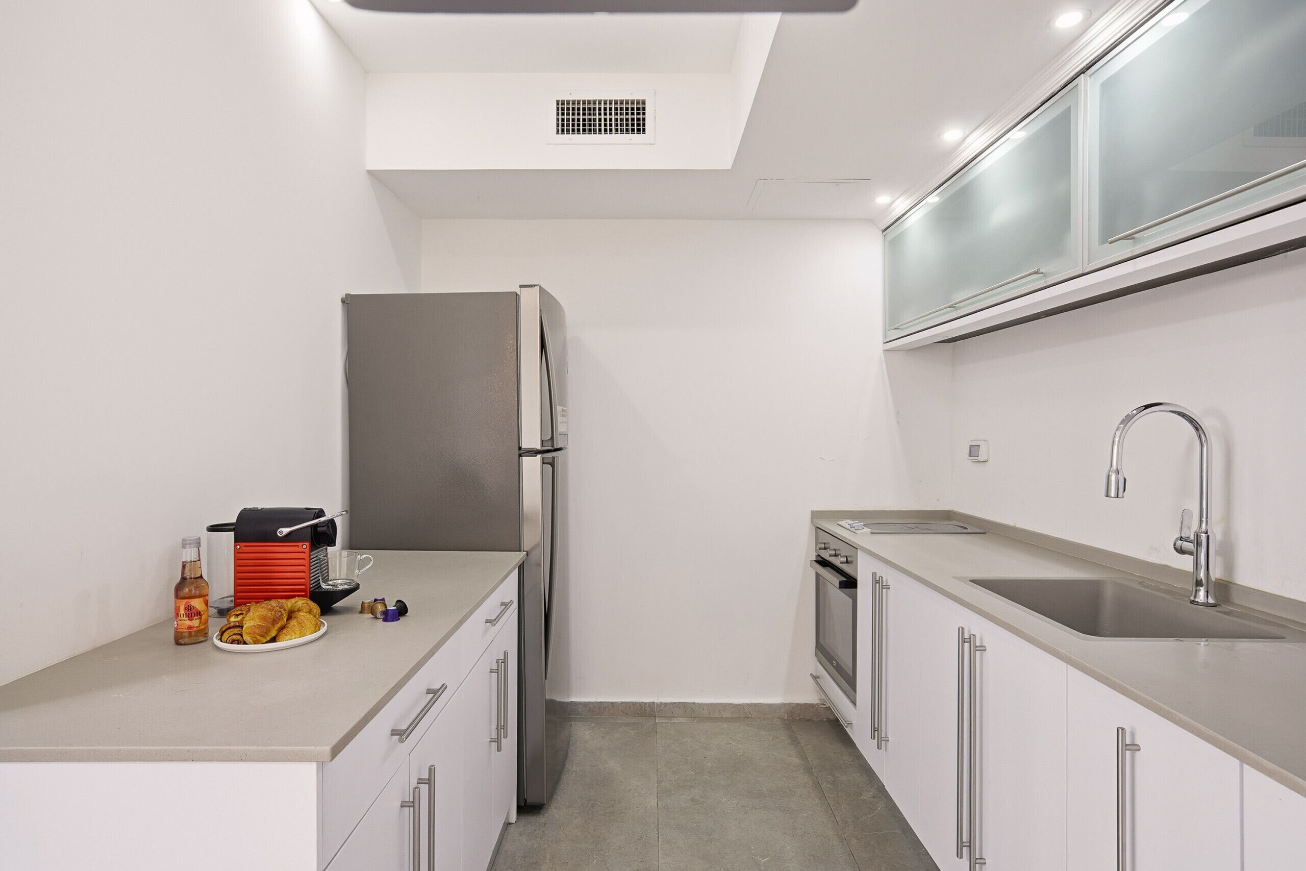 Kjøleskap, mikrobølgeovn, ovn og kaffetrakter/tekoker