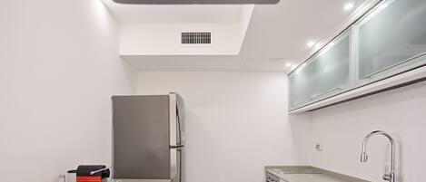 Kjøleskap, mikrobølgeovn, ovn og kaffetrakter/tekoker