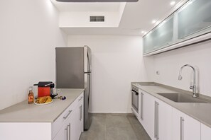 Fridge, microwave, oven, coffee/tea maker