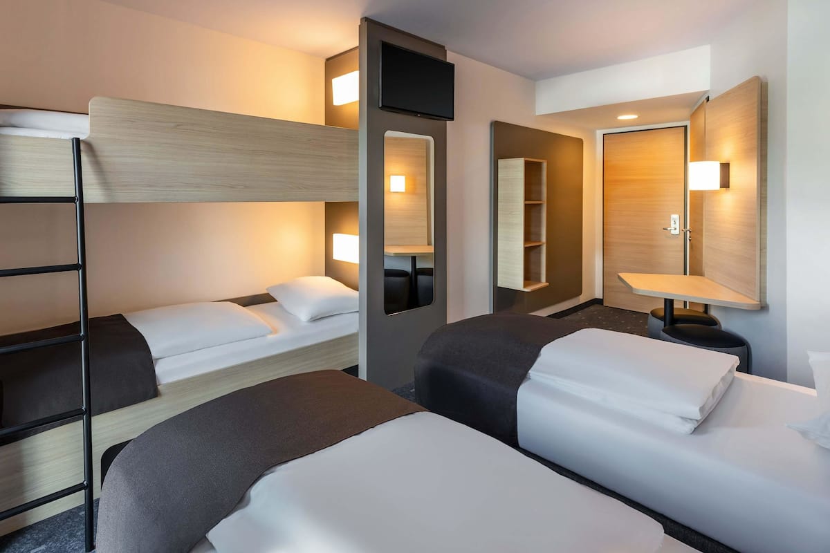 Family Room | Soundproofing, free WiFi