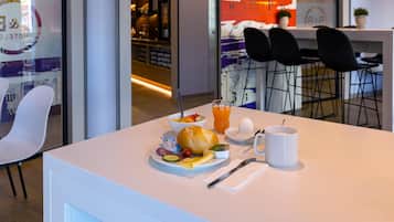 Desayuno buffet todos los días (EUR 13.9 por persona)