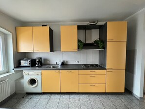 Kühlschrank, Mikrowelle, Ofen, Herdplatte