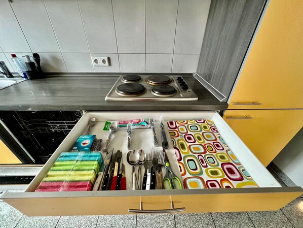 Kühlschrank, Mikrowelle, Ofen, Herdplatte