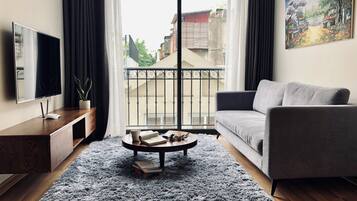 Appartamento Luxury | Una cassaforte in camera, una scrivania, tende oscuranti