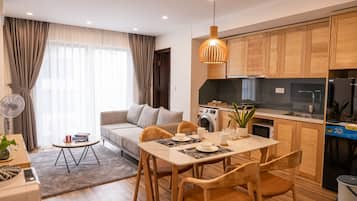 1 dormitorio, caja fuerte, escritorio y cortinas opacas