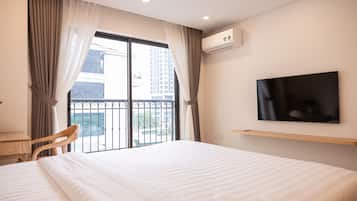 Junior Suite | 1 bedroom, in-room safe, blackout drapes, soundproofing