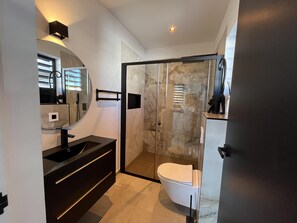 Studio | Bathroom | Shower, free toiletries, towels