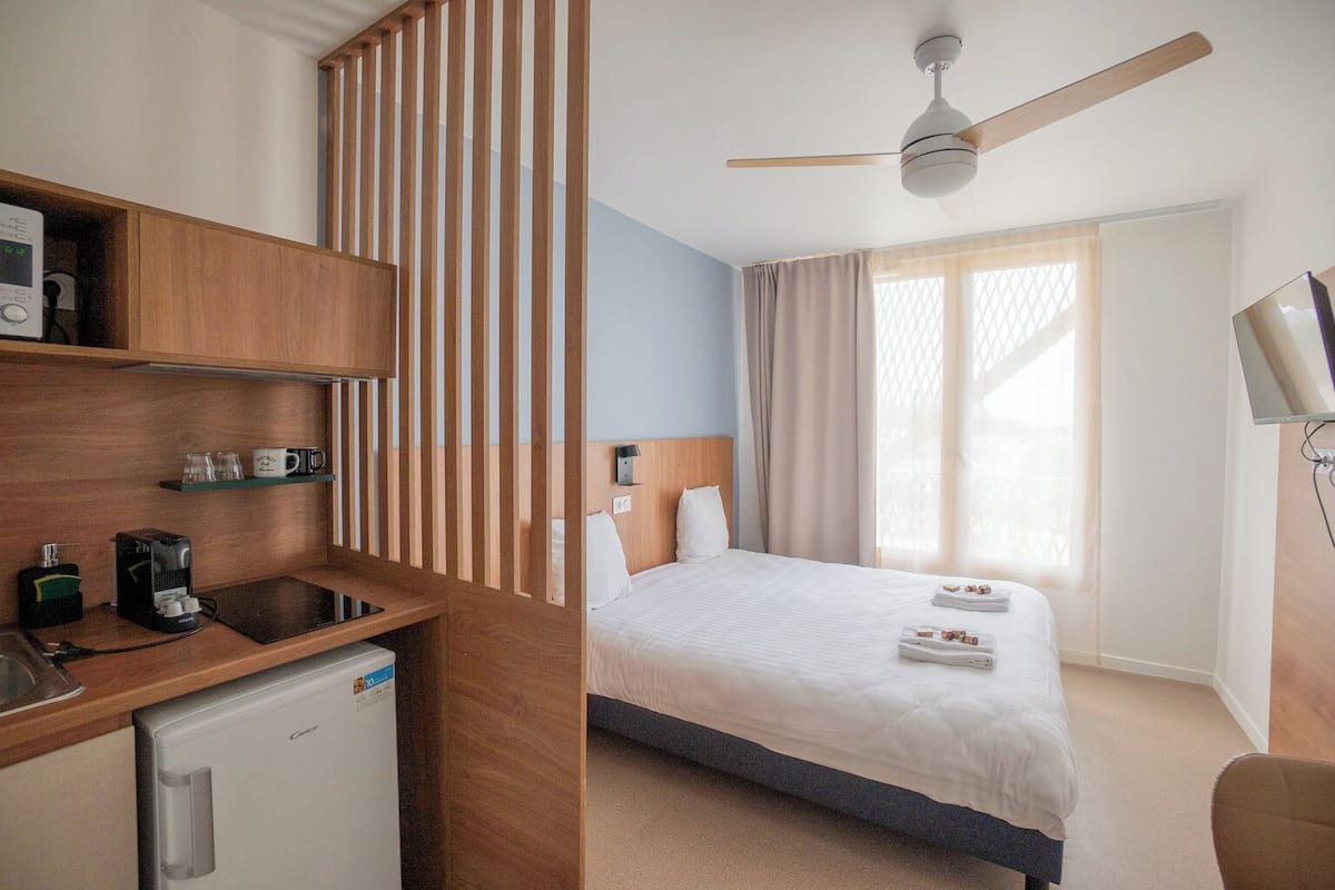 1 bedroom, desk, laptop workspace, soundproofing