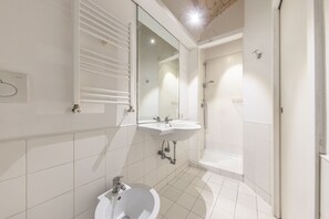 Douche, sèche-cheveux, bidet, serviettes fournies