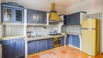 Fridge, stovetop, dishwasher