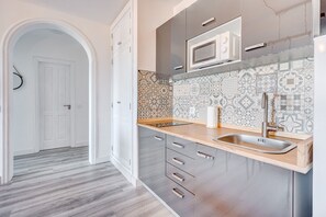 Jääkaappi, mikroaaltouuni, uuni, liesi