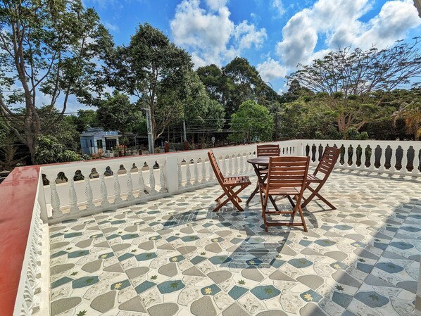 Room, 1 King Bed, Non Smoking, Courtyard View | Terrace/patio