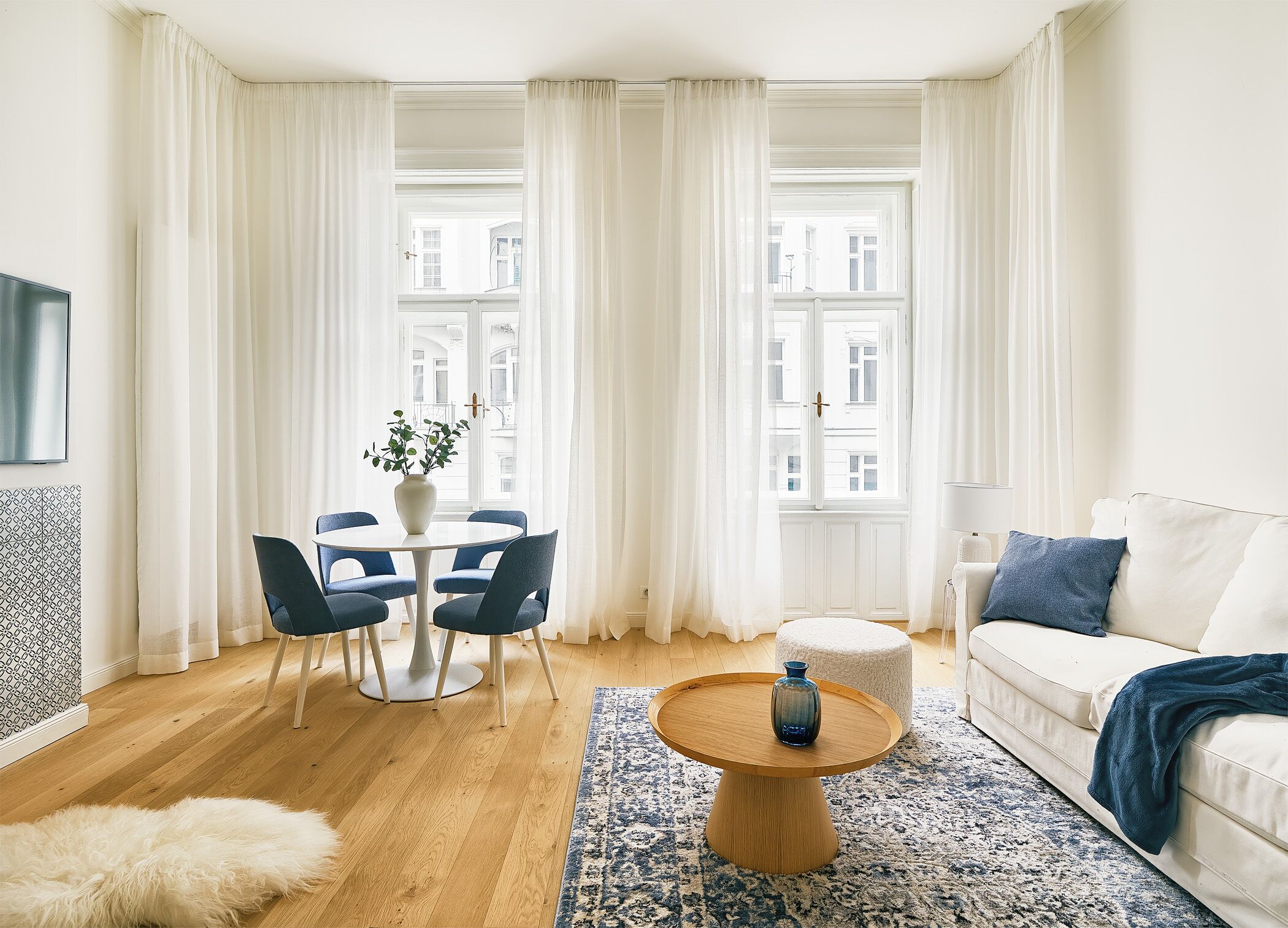 Télévision, cheminée, Netflix, livres