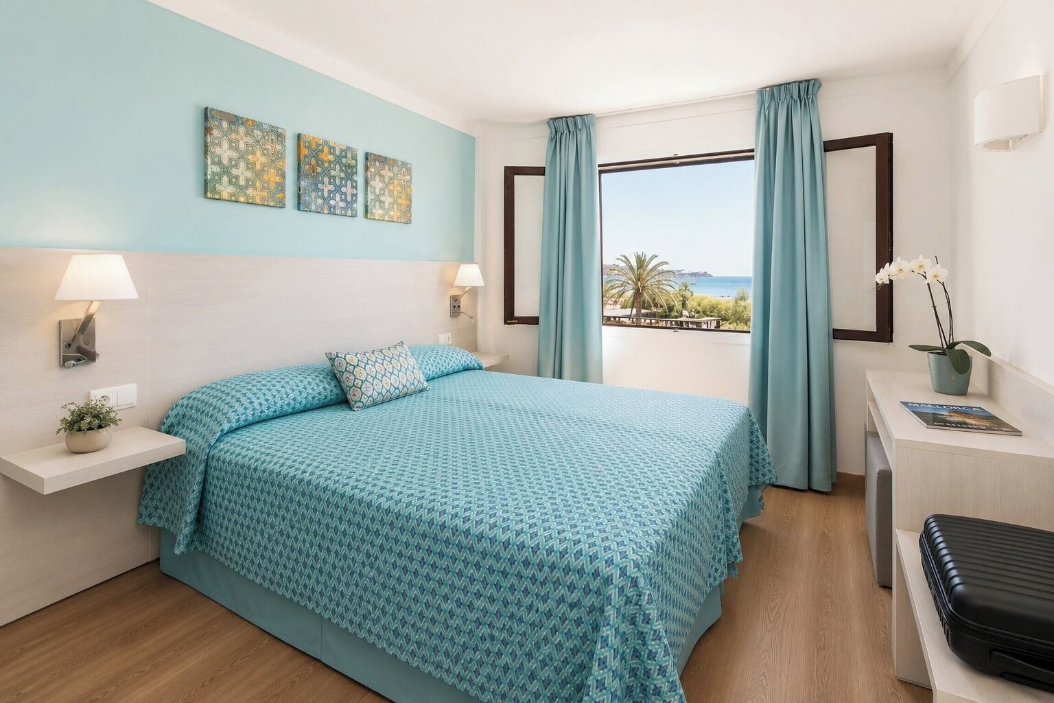 Apartamento, 1 habitación, balcón, vistas al mar | 1 dormitorio, edredones de plumas, caja fuerte y cortinas opacas