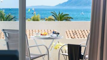 Apartamento, 1 habitación, balcón, vistas al mar | 1 dormitorio, edredones de plumas, caja fuerte y cortinas opacas