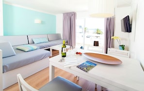 Appartement, 1 chambre, balcon, vue mer | Coin séjour
