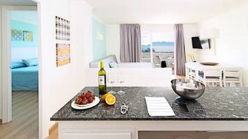 Appartement, 1 slaapkamer, balkon, uitzicht op zee | Woonruimte