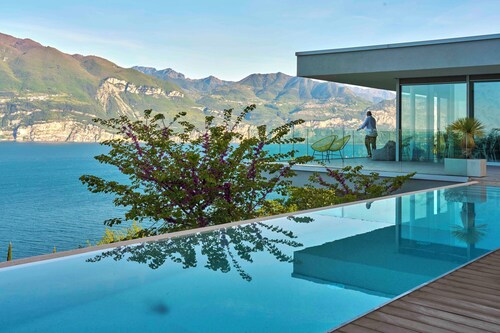 Dream view, infinity pool, privacy & nature. Villa
