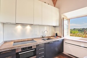 Fridge, oven, stovetop, dishwasher